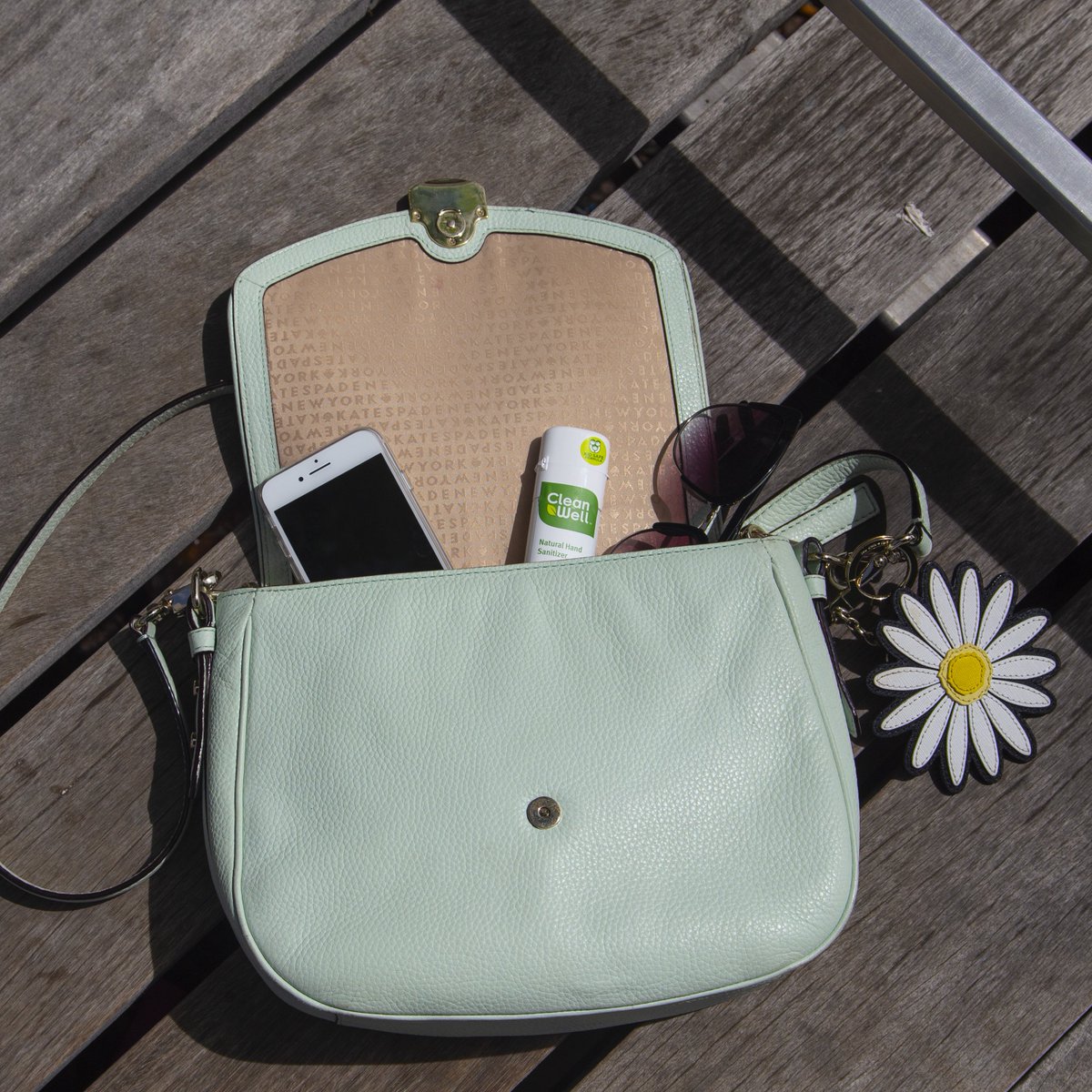 CleanWell's tweet photo. Complete every bag with CleanWell. #stayclean #cleanwell #noalcohol #fresh #kidsafe #thyme https://t.co/sbxfCj2tMf