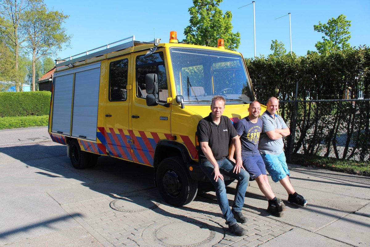 BacoBier's tweet photo. De auto waar wij de "rally" mee gaan rijden is een voormalige brandweerauto gebouwd in het naburige dorp h
Hippolytushoef bij Doeschot-Rosenbauer in 1987. Het is een Mercedes 811 met een 100pk motor erin. Wij hebben de achterkant leeggehaald en bedden en opbergruimte ingemaakt. https://t.co/ijCMBc6EHq