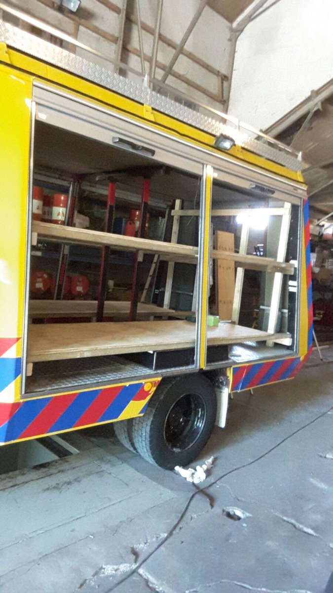BacoBier's tweet photo. De auto waar wij de "rally" mee gaan rijden is een voormalige brandweerauto gebouwd in het naburige dorp h
Hippolytushoef bij Doeschot-Rosenbauer in 1987. Het is een Mercedes 811 met een 100pk motor erin. Wij hebben de achterkant leeggehaald en bedden en opbergruimte ingemaakt. https://t.co/ijCMBc6EHq