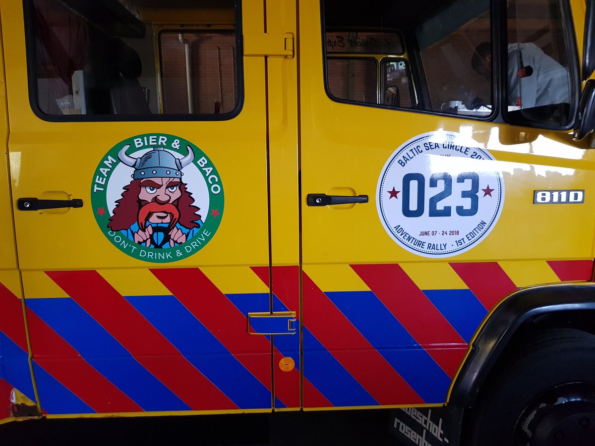 De auto waar wij de "rally" mee gaan rijden is een voormalige brandweerauto gebouwd in het naburige dorp h
Hippolytushoef bij Doeschot-Rosenbauer in 1987. Het is een Mercedes 811 met een 100pk motor erin. Wij hebben de achterkant leeggehaald en bedden en opbergruimte ingemaakt.