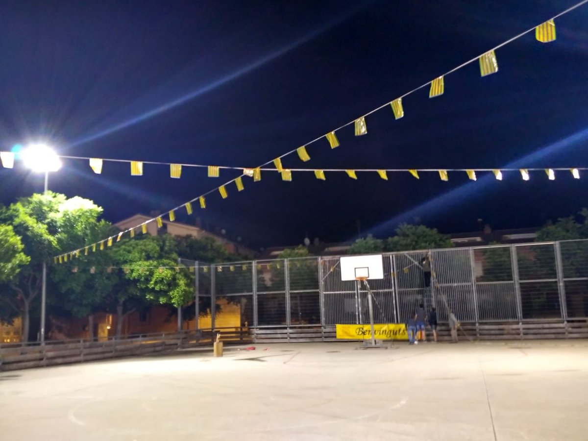 Festeshvermella's tweet photo. Ja tenim la pista apunt! Aquest cap de setmana seguim amb les festes del barri de l’horta vermella @vic_cultura #lhortavaforta https://t.co/D4aUiuuMla