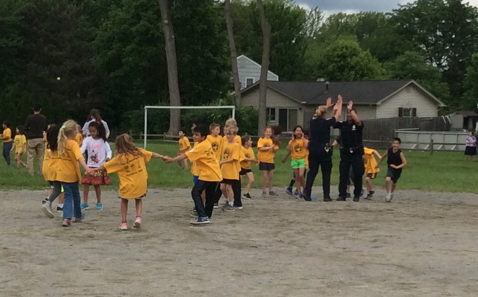 jbrzezinski2's tweet photo. Thank you to Officer Lisa and Officer John for joining us on Hill’s Field Day. The kids loved having you participate! 👮‍♀️👮‍♂️ #hillthinkers #oneTROY https://t.co/rGxy1YmJm9