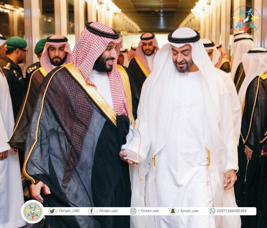 SF_SKD's tweet photo. الأمير محمد بن سلمان يستقبل ولي عهد بوظبي الشيخ محمد بن زايد لدى وصوله مطار الملك عبد العزيز ويظهر بالصورة بطل من ابطال حرب اليمن الشيخ زايد بن حمدان
.
ماهي هلا اللي قالها فلان لفلان
لكن هلا اللي قالها الشعب كله
تاصل لأبو خالد من عيال سلمان
بن زايد اللي زارنا .. في محله❤️ https://t.co/NtspwsUAKj