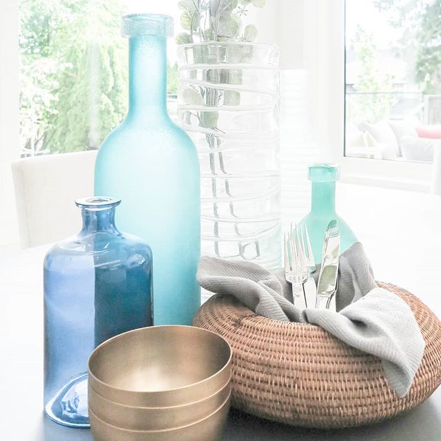 fluffdesigns's tweet photo. All accessories, all the time! Mixing glass, brass and wicker for a major win in the kitchen 🍴
.
.
.
.
#homestyling #homestaging #rentfluff #fluffdesigns #vancouverhomestaging #vancouverrealestate #kichen #kitchendesign #blueglass #brass #cutlery https://t.co/YXwZGQmpUh https://t.co/RBjelPVtr6