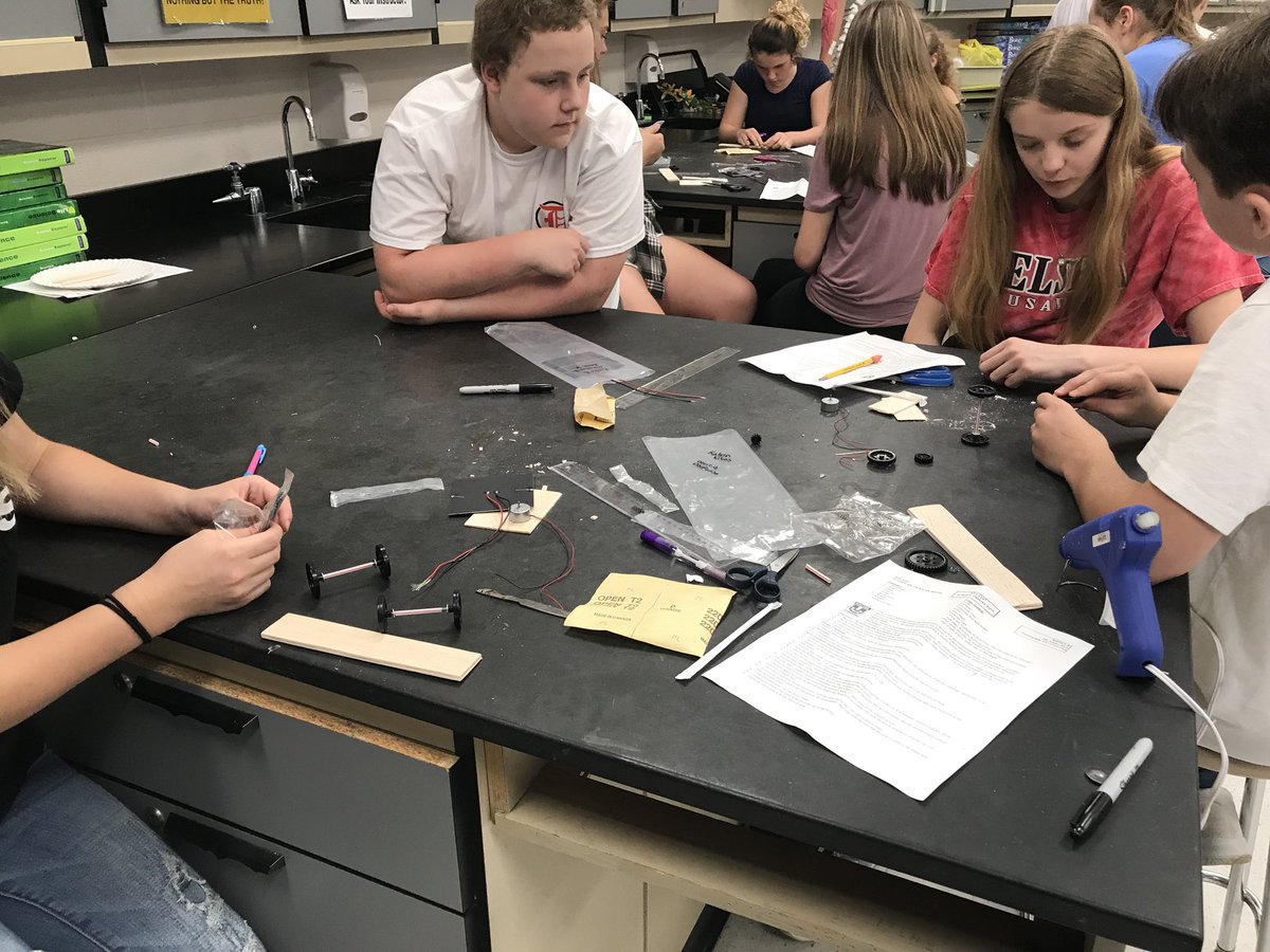 KarenVal28's tweet photo. Fun things happening in Mrs Mac’s 8th grade science classes... STEM Design building wind turbines and solar cars! #delseascience #greenenergy #STEM @elomon76 https://t.co/yXDMF8g8Vg