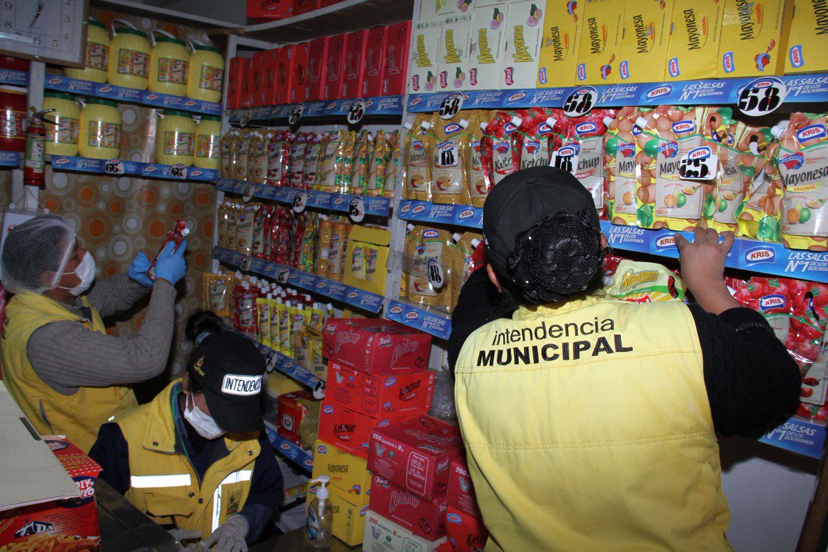 LaPazAlcaldia's tweet photo. #IntendenciaLP Alcaldía toma muestras de salchichas en friales de #MaxParedes y decomisa 130 kilos de embutidos

[Para mayor información —> https://t.co/RBlHjwpA0z ] https://t.co/Gnt2hBcGg2