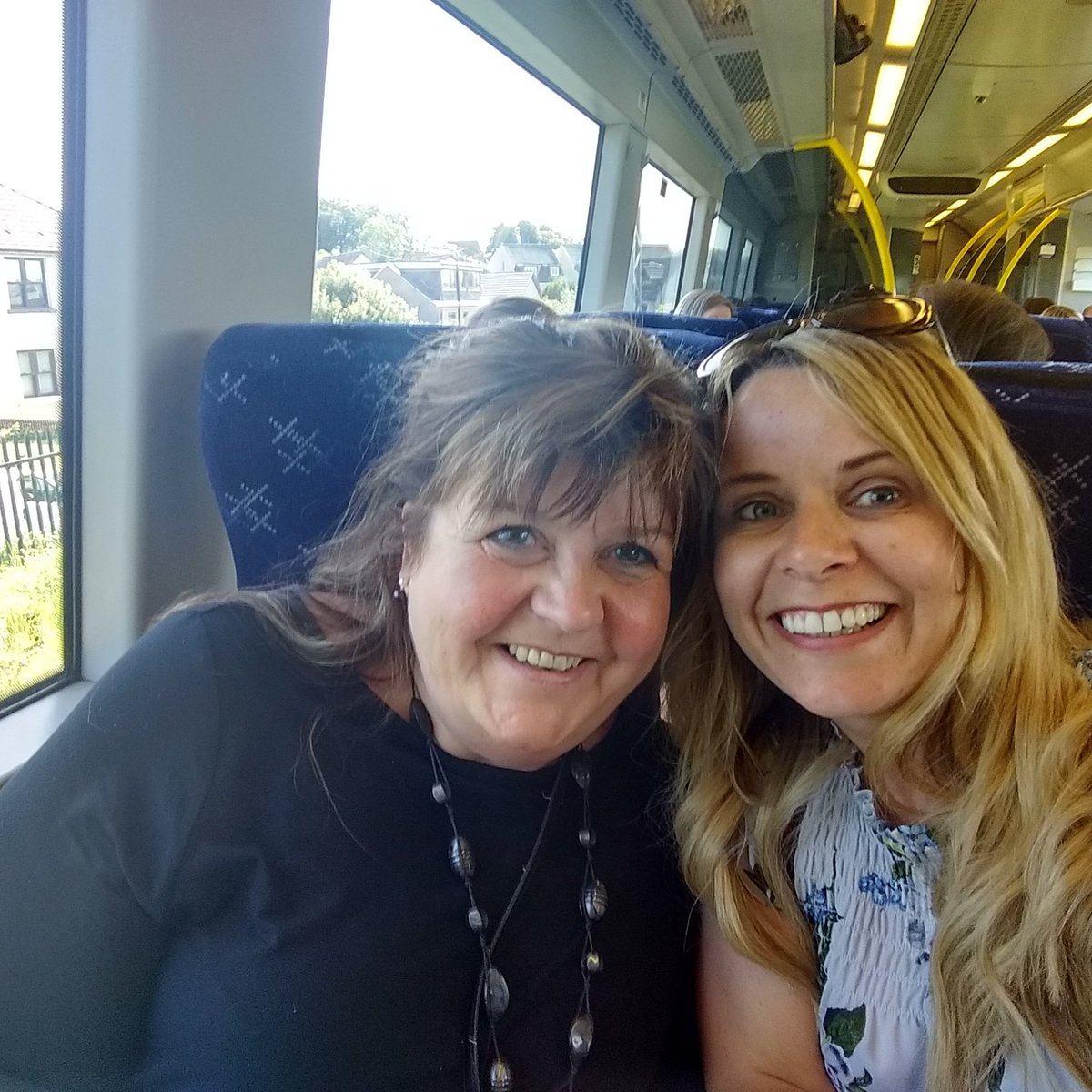 suzyreid2's tweet photo. So lovely to bump into Angie on my way home from Edinburgh. #firstboss #ibmjob #lovedthatjob
#missherloads https://t.co/5evixsTJGU