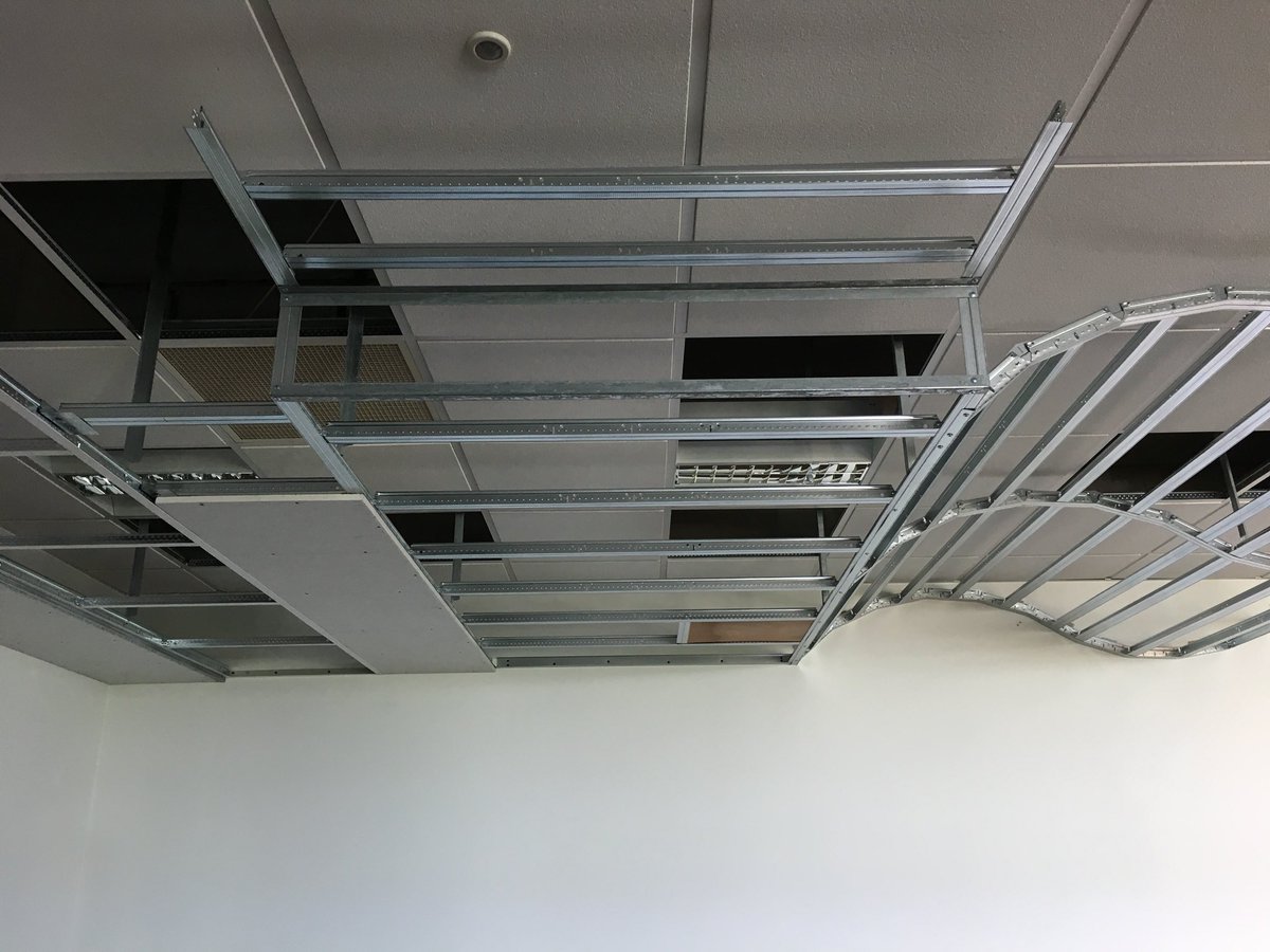 If you are in the Dagenham area and would like to check out the versatility of @ArmstrongCeilin #DrywallGridSystem why not pop into @encon_group and they can show you this mock up! Perimeter details, flat, stepped and faceted #DGS ideal for any #Drywall #Ceiling installation