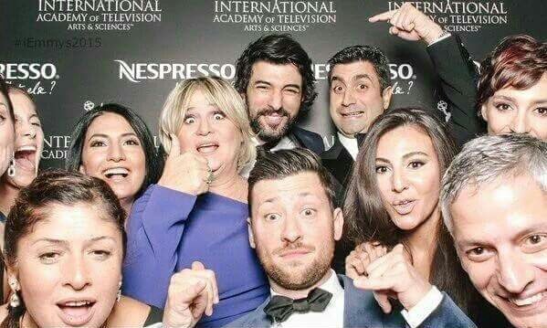 EAdeaz's tweet photo. Vol2 DünyaStarı #EnginAkyürek❤
📸EnginAkyürekIemmy2015 😜😂
Bu fotolara bayılıyorum😉
Fotolarda herkes çok eğlenmiş şahaneler ama Engin,Kerem heleki Ece numberone😜😂😂
#iemmy2015 #iemmy #emmy #Awards #BestActor #BestActor2015 @eceyorenc https://t.co/dOch7LYXLc