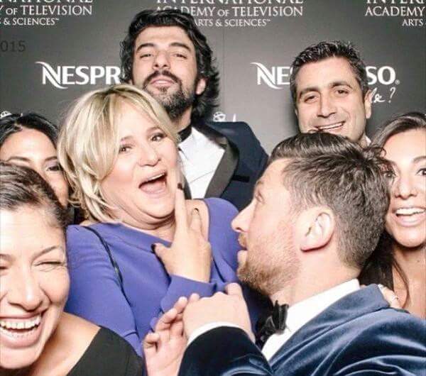 EAdeaz's tweet photo. Vol2 DünyaStarı #EnginAkyürek❤
📸EnginAkyürekIemmy2015 😜😂
Bu fotolara bayılıyorum😉
Fotolarda herkes çok eğlenmiş şahaneler ama Engin,Kerem heleki Ece numberone😜😂😂
#iemmy2015 #iemmy #emmy #Awards #BestActor #BestActor2015 @eceyorenc https://t.co/dOch7LYXLc
