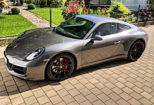 speedgeeks_de's tweet photo. Porsche 911 Carrera 4 GTS ... a perfect daily. #porsche #porsche911 #911 #carrera #carrera4 #gts https://t.co/cw4apSiCzN https://t.co/c8RQbwdsGp