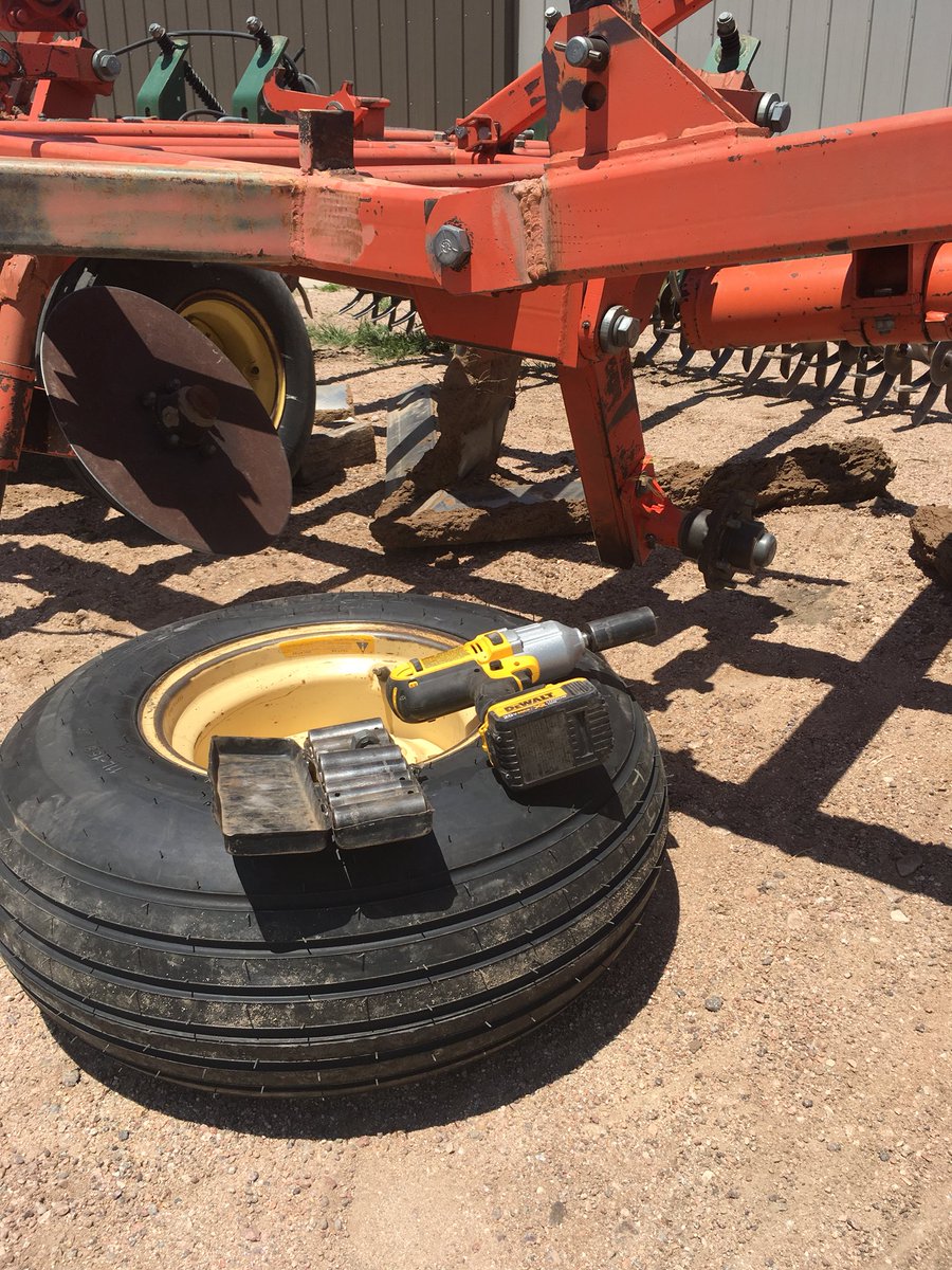 msimsW900L's tweet photo. How I learned to change a tire when I was young is still useful today. #lifelessons thankful for dad’s lessons in life. https://t.co/0uQFXMZIrx