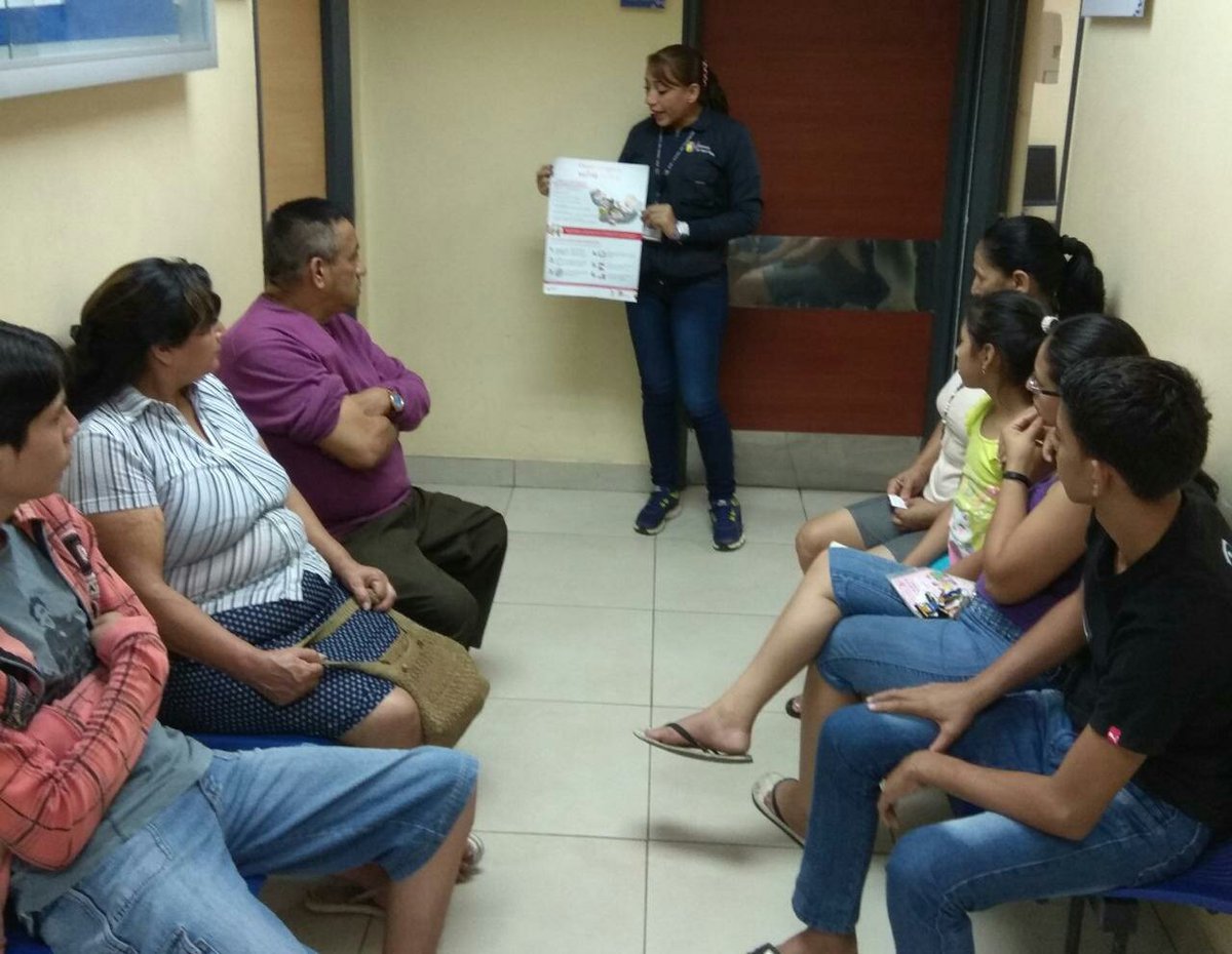 Salud_Guayas's tweet photo. En la sala de espera del CS #BastiónPopular1 se socializa a pacientes los mitos y verdades sobre donación de sangre #BuenTratoEsSalud https://t.co/SzLfqL7MiR