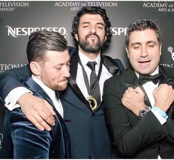 EAdeaz's tweet photo. Vol3 DünyaStarı #EnginAkyürek❤
📸EnginAkyürekIemmy2015 😜😂Yaaaa yiycem😜
Keremmmm Enginnnn😂😂😂
#iemmy2015 #iemmy #Emmys #Awards #BestActor #BestActor2015 https://t.co/zSqH4oeiq4