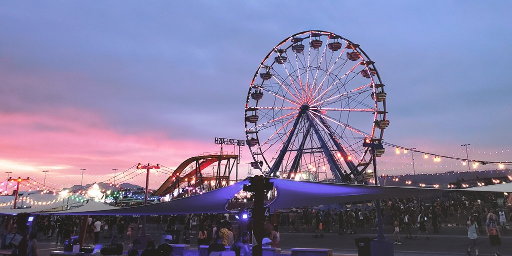 boostmobile's tweet image. Dusk ‘til dawn, the Samsung #GalaxyS9 hits every note with its low light performance. Taken by @donslens at EDC. boost.co/2LrqG9d