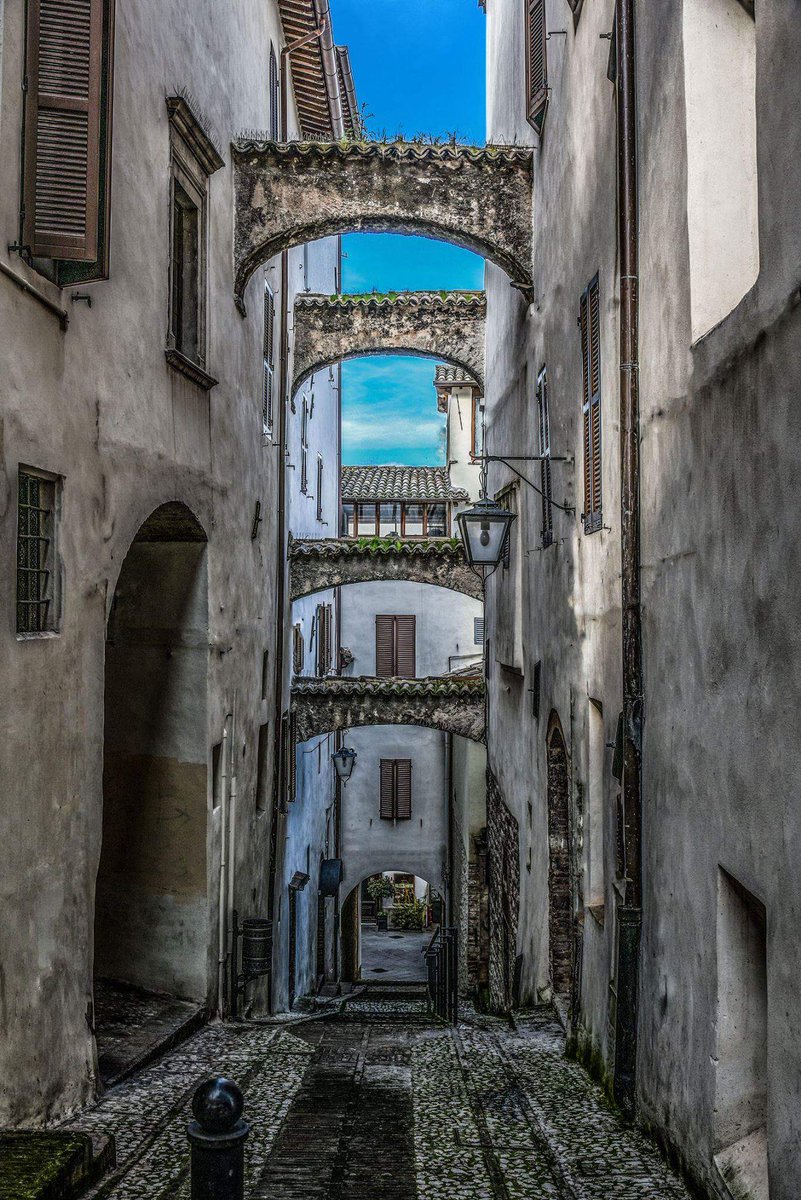 loveumbria's tweet photo. Good night ⭐ from my wonderful #hometown #Spoleto 
Photo credits A.Lanoce
#MyUmbria 💚
https://t.co/A5xLpYtyi7 https://t.co/rgBJRCT2cV