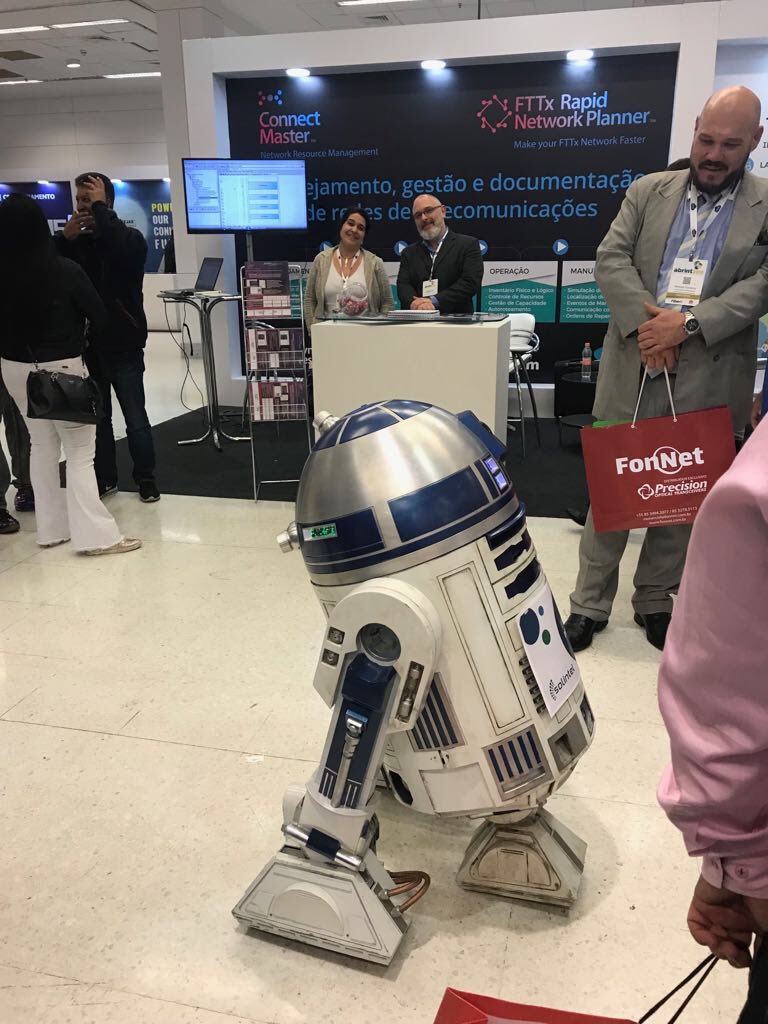 ConnectMasterUS's tweet photo. Até o R2D2 passou no nosso Stand hoje procurando solução para documentação de redes. 😃 #abrint2018 - cc @elangrafe https://t.co/AhLE6IHGKO