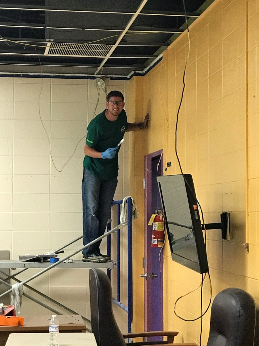 OPENLANEnews's tweet photo. So, this happened today...#KARSquad painting, repairing and cleaning at @BGCINDY  #LeapIntoService #KARintheCommunity #Volunteerism https://t.co/widUV6BOdr