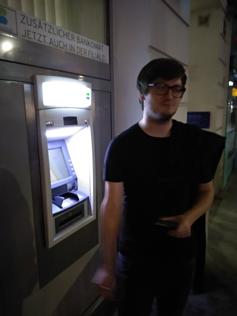 blaskov94's tweet photo. Was macht der @pjf166 neben diesem Bankomat? @oblaskovits https://t.co/89vuwSvob0