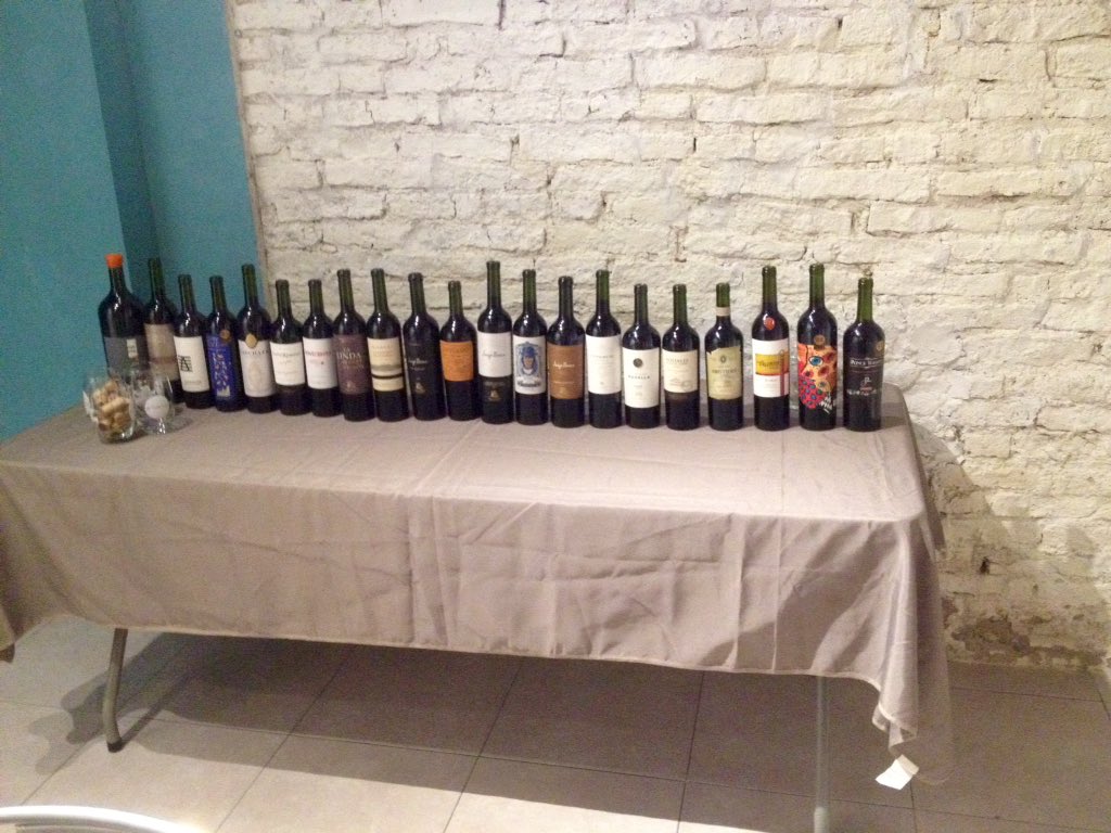 #WINELOVERS #ELVINOUNE Ya instalados en las gateras del #ACHACLIB para otro #CABHACK con <a href="/jlroca/">Juan López-Roca</a> y <a href="/danroc/">Daniel López Roca</a> 🍷