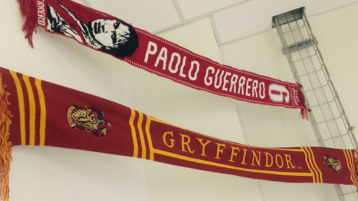 CesarSpin's tweet photo. En mi oficina hay colgadas dos bufandas, una es del lugar al que pertenezco, el nombre que me inspira cada día, los colores de mi corazón y mi orgullo...
La otra bufanda es la de Guerrero que trajo un coworker.
#Gryffindor #HarryPotter #PaoloGuerrero #PaoloVa https://t.co/6H9ToTC3wM