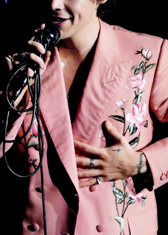 lwtsoloera's tweet photo. aqui un tweet de apreciación para el diseñador, harry lambert y harry por hacer de este traje una completa obra de arte https://t.co/p7fRBRFoxv