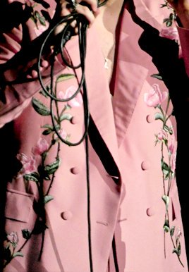 lwtsoloera's tweet photo. aqui un tweet de apreciación para el diseñador, harry lambert y harry por hacer de este traje una completa obra de arte https://t.co/p7fRBRFoxv