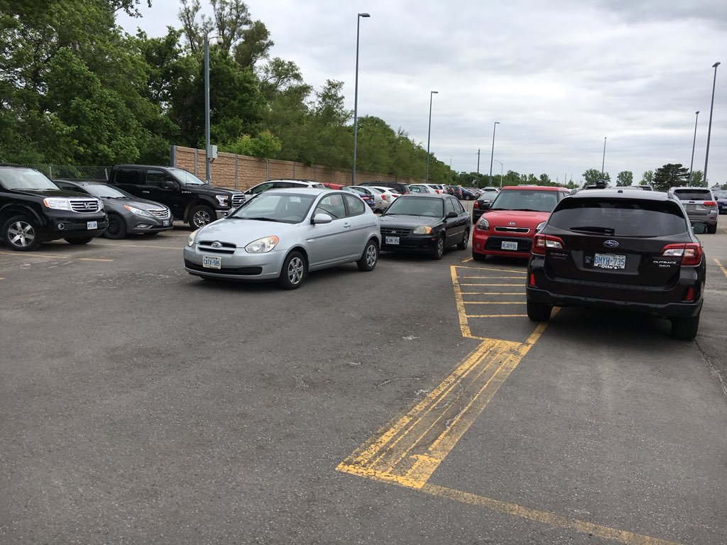 PepperFuentes's tweet photo. Aldershot Go Stn at 5:26 pm and cars parked blocking the exit. Does nobody manage these lots? It gets worse everyday...#GOtrain @GOtransit https://t.co/PbKCBPPWKF