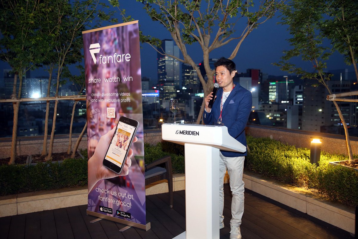 DConferenceIO's tweet photo. Vincent Lim, the CEO of Fanfare Global, making a toast at De-Party, an exclusive event of Crypto Forum for Hotcoins! https://t.co/6HPfwywPMd