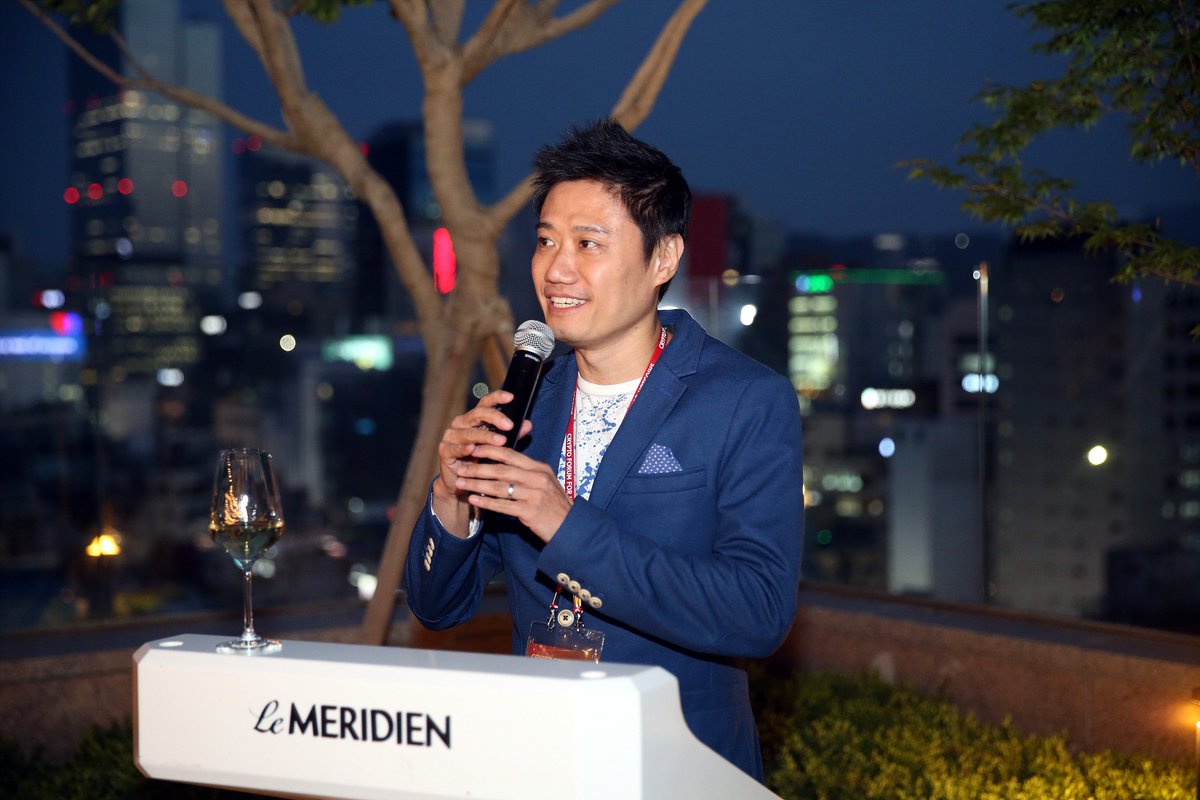 DConferenceIO's tweet photo. Vincent Lim, the CEO of Fanfare Global, making a toast at De-Party, an exclusive event of Crypto Forum for Hotcoins! https://t.co/6HPfwywPMd