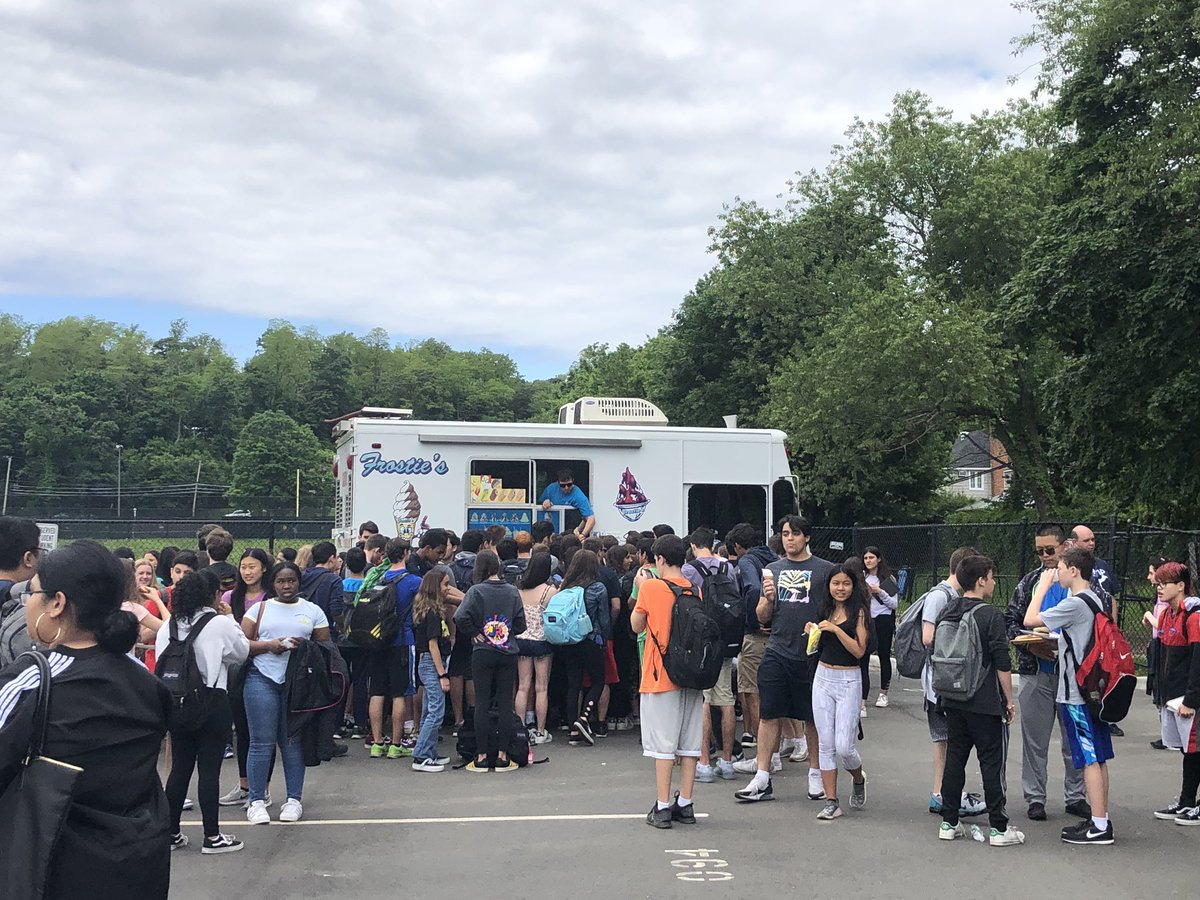 m_goldspiel's tweet photo. #OCCbbq @RoslynSchooIs Spending time with students and staff...what could be better?! @JayPilnick @jsheehan927 @fizikpal #WeAreRoslyn https://t.co/L8BJsavjKc