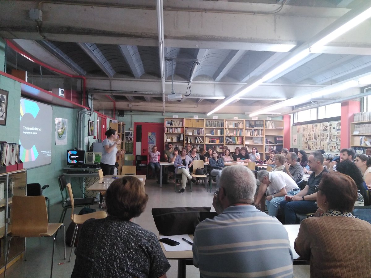 Trans_Literacy's tweet photo. .@mj_masanet presentando la investigación y el Kit del Profesor en el Institut Doctor Puigvert (Barcelona). Más info aquí: https://t.co/ipVSemSO9j #medialiteracy #transliteracy2018 https://t.co/jqQIHilzg5