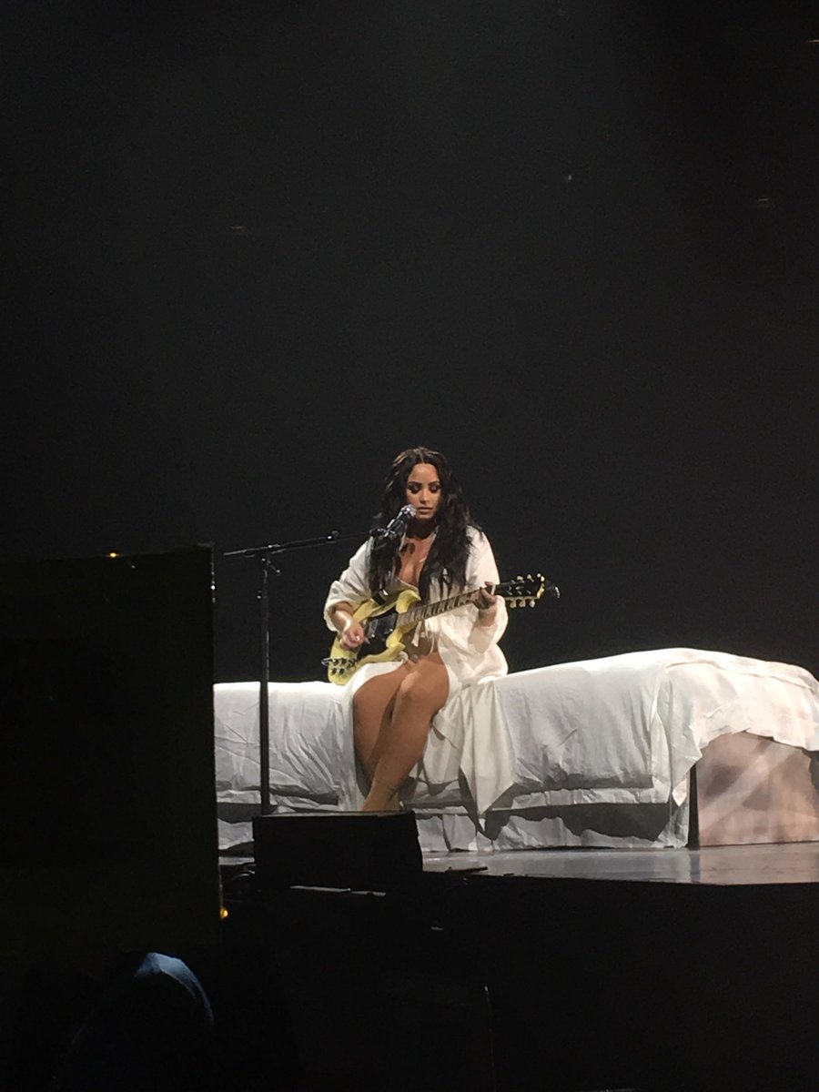 lez_be_annie's tweet photo. Thank you so much for tonight @ddlovato #TMYLMCOLOGNE ❤️❤️❤️ https://t.co/BJfVwZeztY