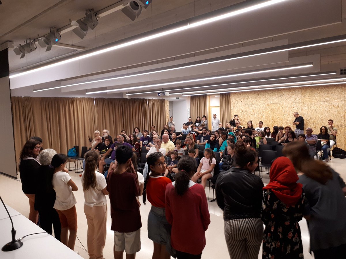 ietrinitatnova's tweet photo. Hem presentat els nostres doc's de circ i Trinitat Nova fets pels alumnes de 1r d'Eso
Amb veïns, famílies, amics i els millors percussionistes de la Trini @bibtnbcn al @CasalSomlaPera Emoció i reconeixement compartit. @ateneu9b @abaoaqu_ @Xindogu 
@Bcn_NouBarris @consorciedubcn https://t.co/ZTxE7fnLn5