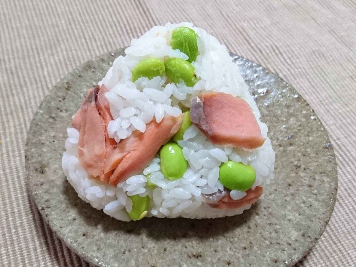 スポーツ栄養 アスレシピ V Twitter お弁当 補食におすすめ 糖質とタンパク質が取れる 枝豆のサケのおにぎり です 子どもと一緒に作ってみましょう Https T Co Qicidlkfca おにぎり タンパク質 サケ 枝豆 スポーツ栄養 アスリート飯 時短レシピ