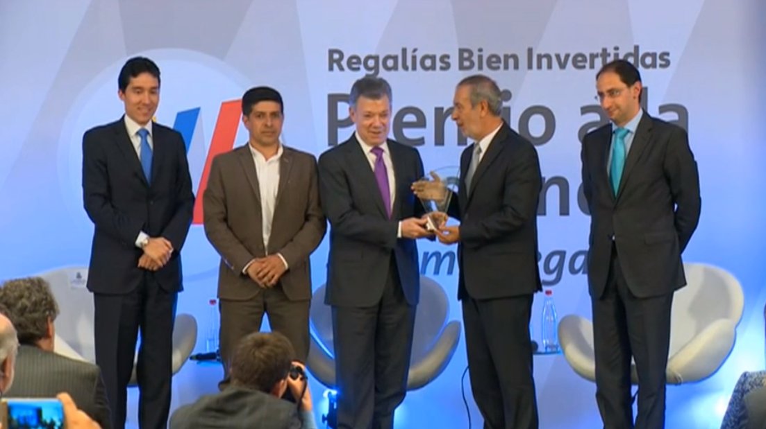 alcaldiapasto's tweet photo. El Alcalde de #PastoEducado #ConstructorDePaz @pvobando recibe #PremioRegalias a la Excelencia,en la categoría “Participación de la Sociedad Civil”, con el proyecto “Construcción de la Tercera Fase del Acueducto Multiveredal de Santa Bárbara” @URosario @DNP_Colombia https://t.co/pQWn8srEd9