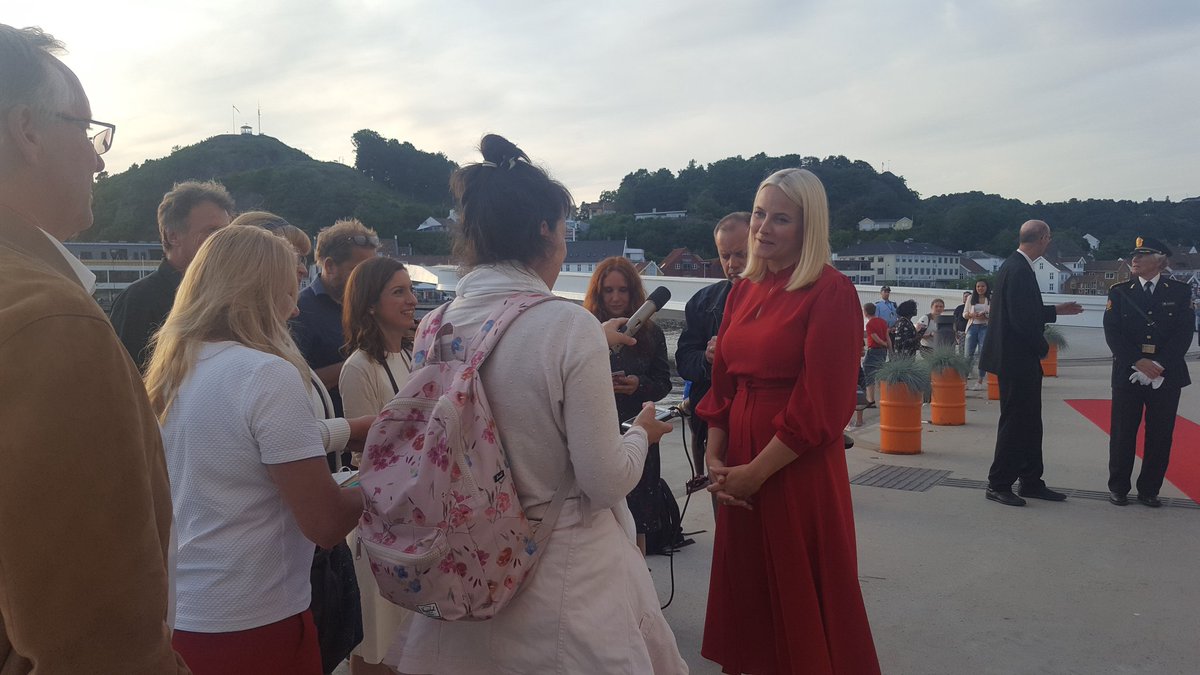 Spontanes Interview über Literatur und Lieblingsbücher mit Mette-Marit für unsere deutschen Journalisten. @norwegianliterature @crownprincessmm <a href="/norwegianbooks/">NORLA Norwegian Literature Abroad</a> <a href="/book_fair/">FrankfurterBuchmesse</a> #norwegianliterature  #Norwegen2019 #litteraturtoget #literaturzug #fbm19 #pressereise #mettemarit