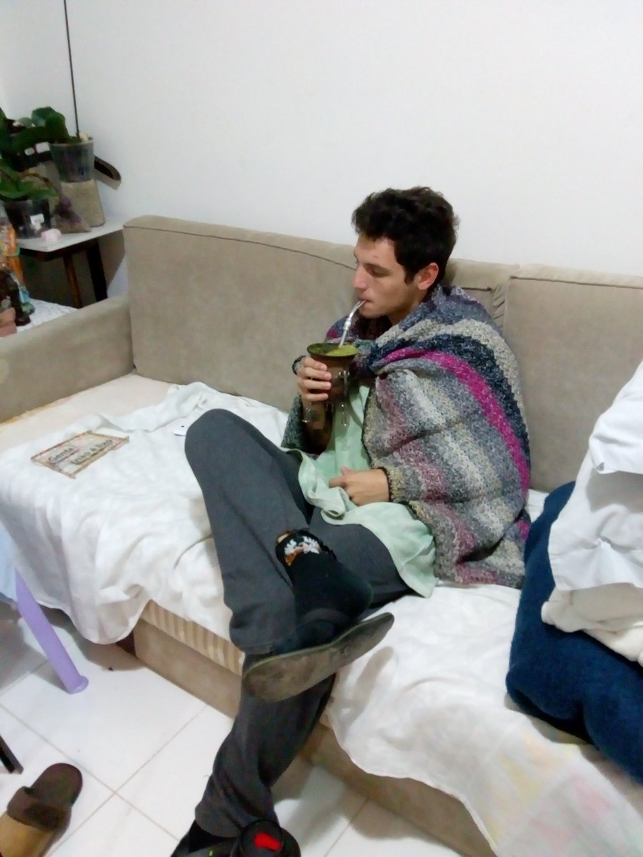 jpmmiq's tweet photo. meia q ta furando o dedao
calça de abrigo com a barra rasgada
camiseta chamada no tie dye
mantinha de lã da vó da karen
chimarraozinho

DEVIDAMENTE TRAJADO!
tem q respeitar https://t.co/4plcuqToIb