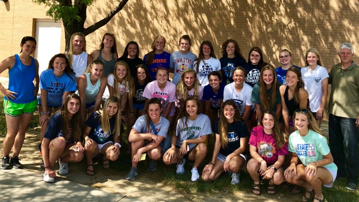 cross4ISU's tweet photo. LC soccer girls #statebound2018 https://t.co/dnJZLJkqPV