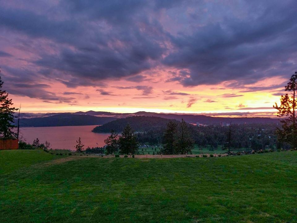ElkPt's tweet photo. Amazing food and a great selection of drinks! Both go perfect with the best view in town known for the most amazing sunsets! See you here tonight.
#foodtruck #bar #cdalake https://t.co/tmhcTUFlMT