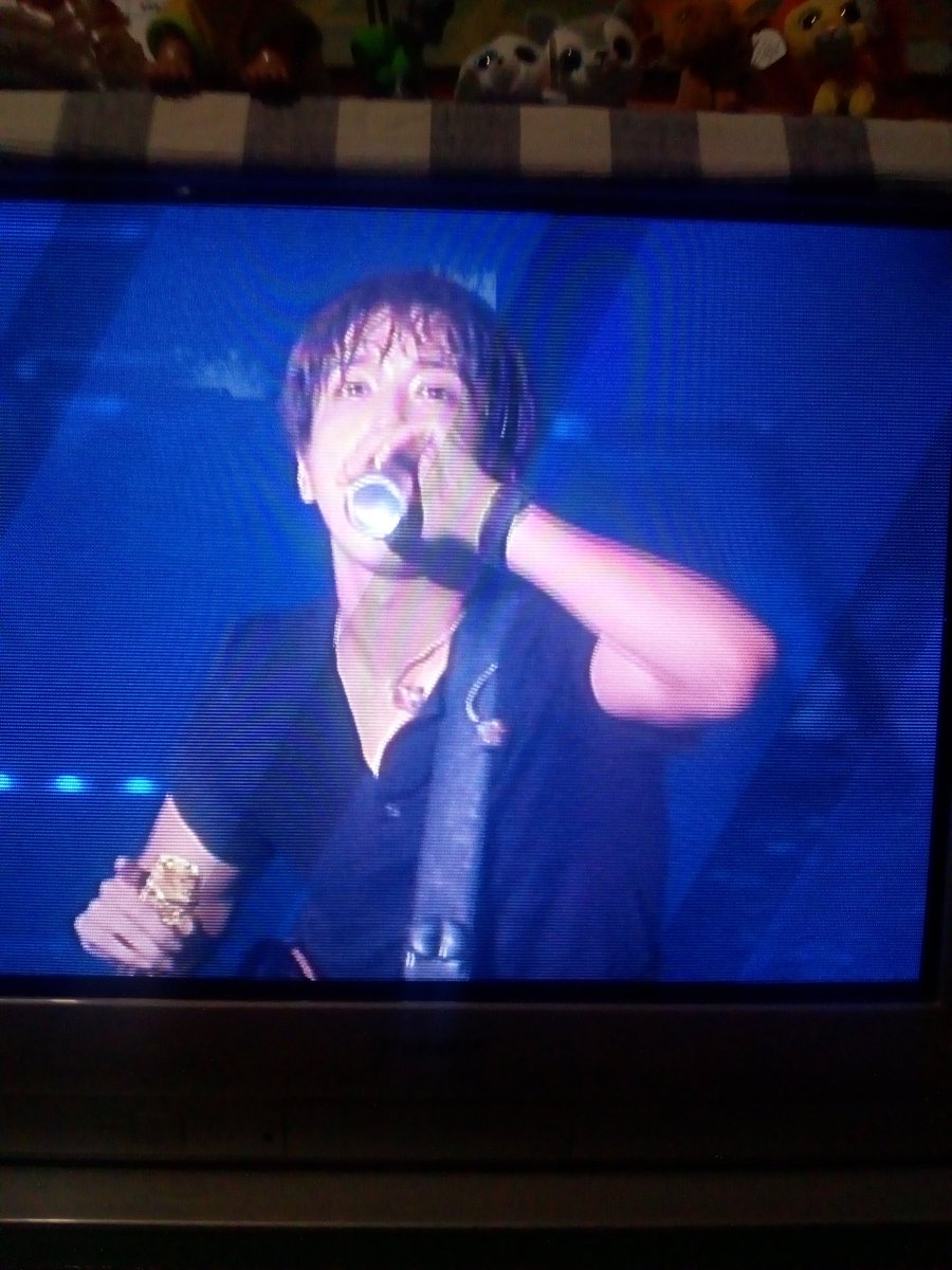 kath_jyholic's tweet photo. Oh, but 5 minutes earlier:
Giving YH a can of Red Bull cannot be the best idea, Jong π
#CNBLUE #LeeJongHyun #JungYongHwa #BetweenUsTour #BetweenUsDVD https://t.co/NVCRRRCPuq