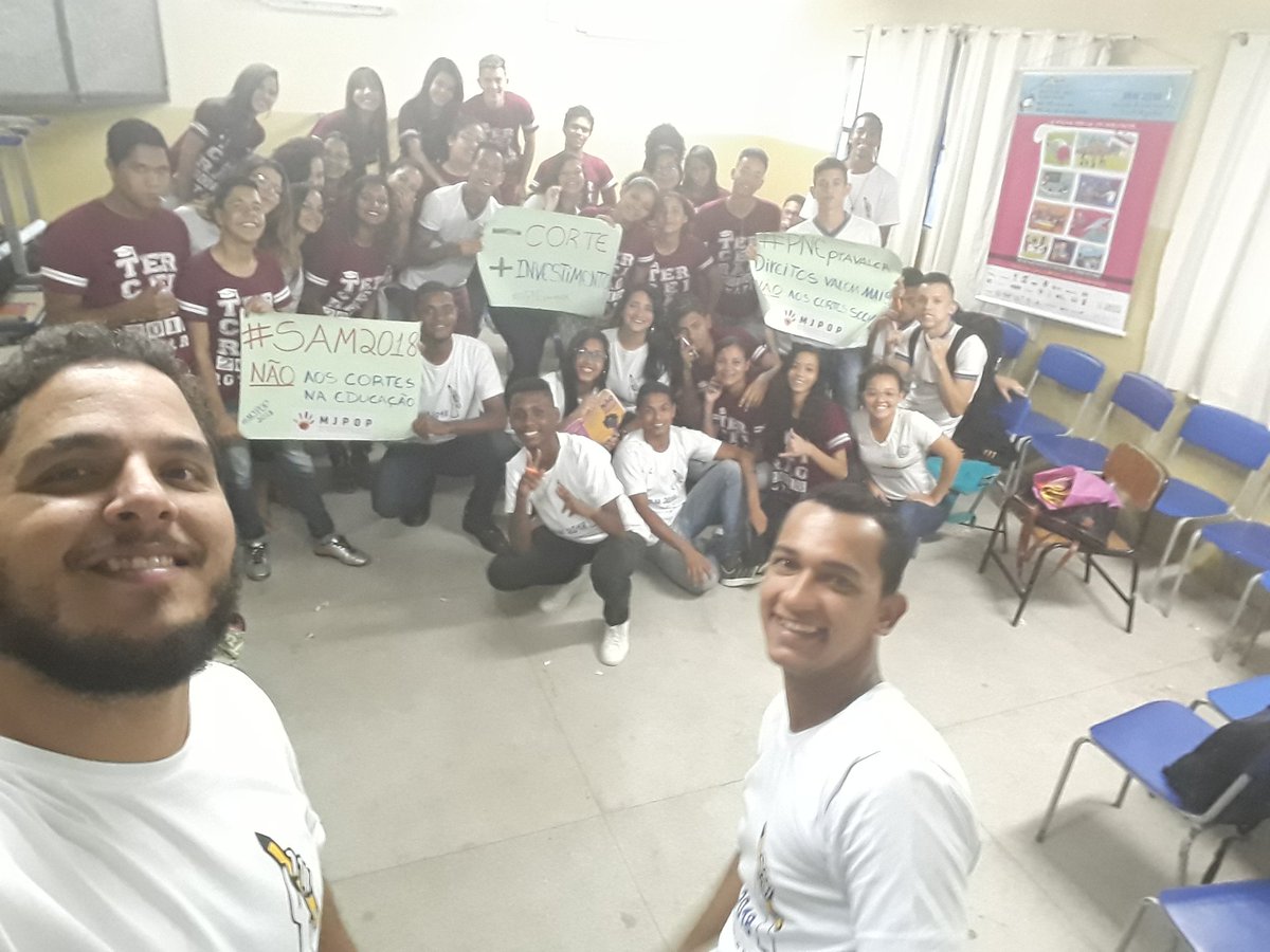 derick_raphael's tweet photo. Hoje, tivemos mais atividades da #SAM2018 com o pessoal do #MJPOP2018 em Recife. Foram realizadas duas rodas de diálogo, com jovens do ensino médio de escola pública. As temáticas caminharam no direito a educação, crise econômica e #PNEpravaler 
@visaomundialbr @mjpop_brasil https://t.co/ixlWiAY3XC