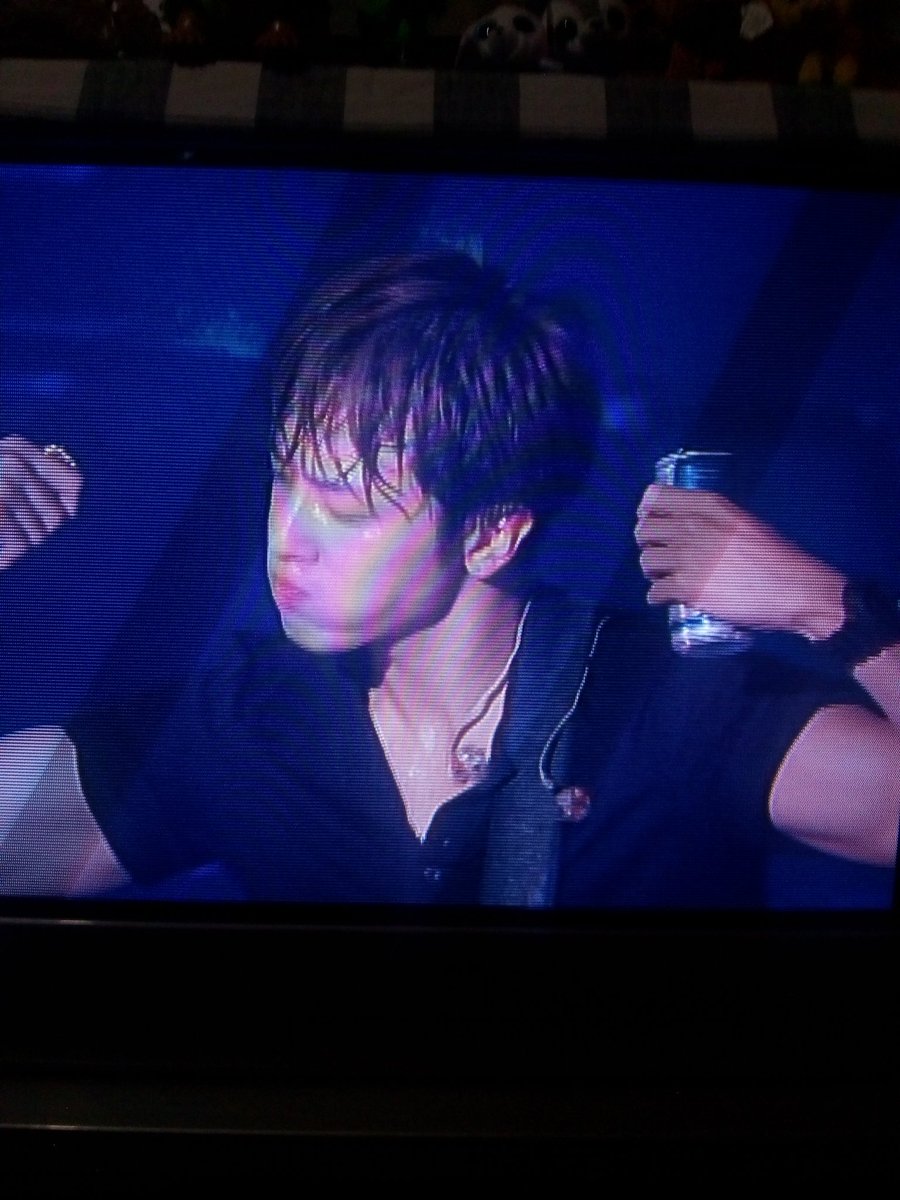 kath_jyholic's tweet photo. Oh, but 5 minutes earlier:
Giving YH a can of Red Bull cannot be the best idea, Jong π
#CNBLUE #LeeJongHyun #JungYongHwa #BetweenUsTour #BetweenUsDVD https://t.co/NVCRRRCPuq