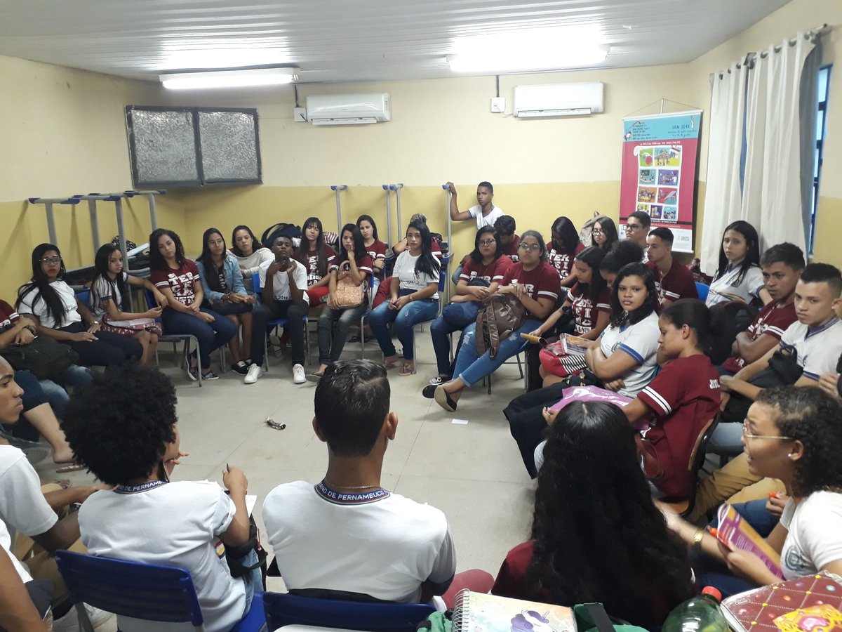 derick_raphael's tweet photo. Hoje, tivemos mais atividades da #SAM2018 com o pessoal do #MJPOP2018 em Recife. Foram realizadas duas rodas de diálogo, com jovens do ensino médio de escola pública. As temáticas caminharam no direito a educação, crise econômica e #PNEpravaler 
@visaomundialbr @mjpop_brasil https://t.co/ixlWiAY3XC