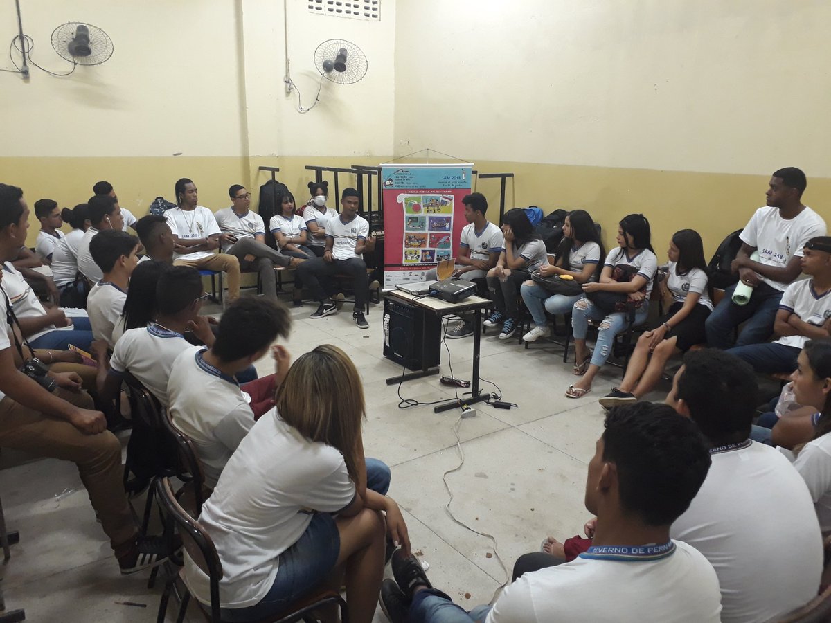 derick_raphael's tweet photo. Hoje, tivemos mais atividades da #SAM2018 com o pessoal do #MJPOP2018 em Recife. Foram realizadas duas rodas de diálogo, com jovens do ensino médio de escola pública. As temáticas caminharam no direito a educação, crise econômica e #PNEpravaler 
@visaomundialbr @mjpop_brasil https://t.co/ixlWiAY3XC
