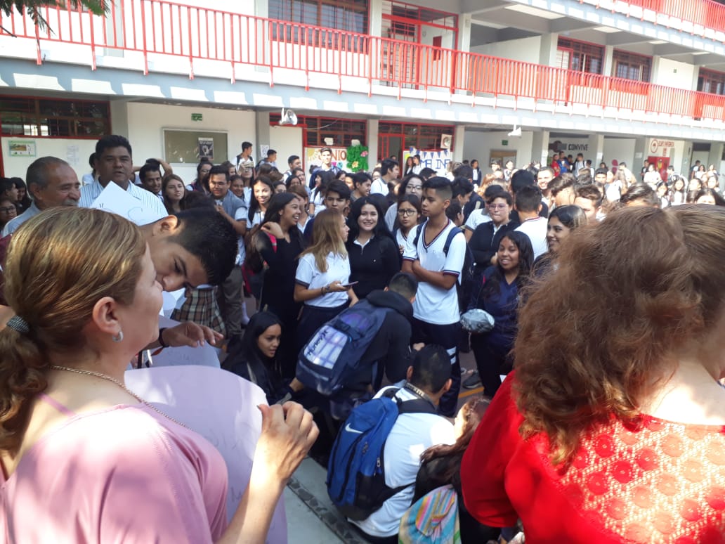 LioJorgedom's tweet photo. Profesores del @Suacobaej Plantel 11 mantienen su paro de labores exigen la reinstalación de los docentes cesados por la Reforma Educativa. https://t.co/uYUvnfAxqd