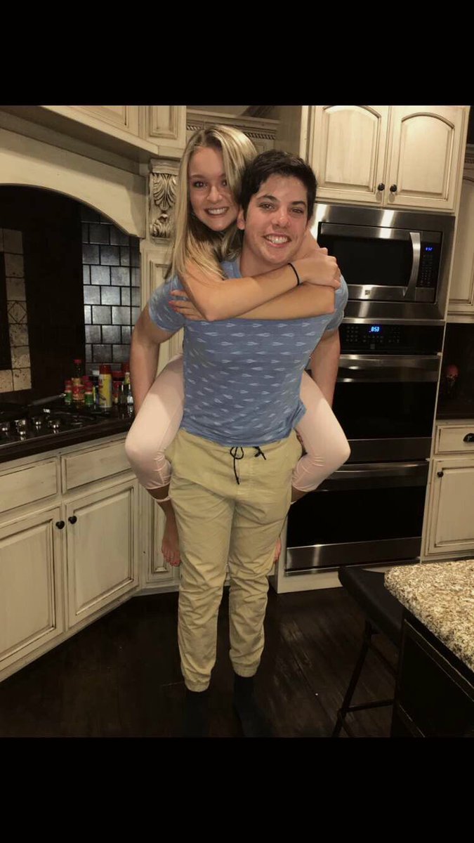 MadisonMoran23's tweet photo. Happy 19th birthday to my bff!!😍 I hope you have a great day and I can’t wait to celebrate!! Love you long time💙 https://t.co/cOw3zHoLAo