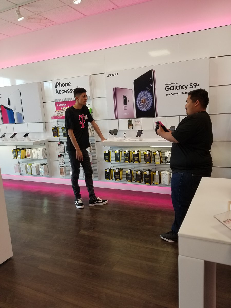 MariaC_4008's tweet photo. @TmobileNickyJay role playing with our new hire  @JoseLazaroSuar1 #SM #customerobsessed @ANGEL_E_W @lashmey https://t.co/M5X0UqhwfQ