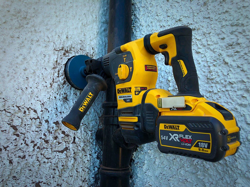 Coupleatools's tweet photo. Nice & clean core today using the @DEWALT_UK DCH323 SDS #dewalt #dewalttoolsuk #dwtough #dewalttough #xr #flexvolt #core #diamond #clean https://t.co/PHlRg4CW5h