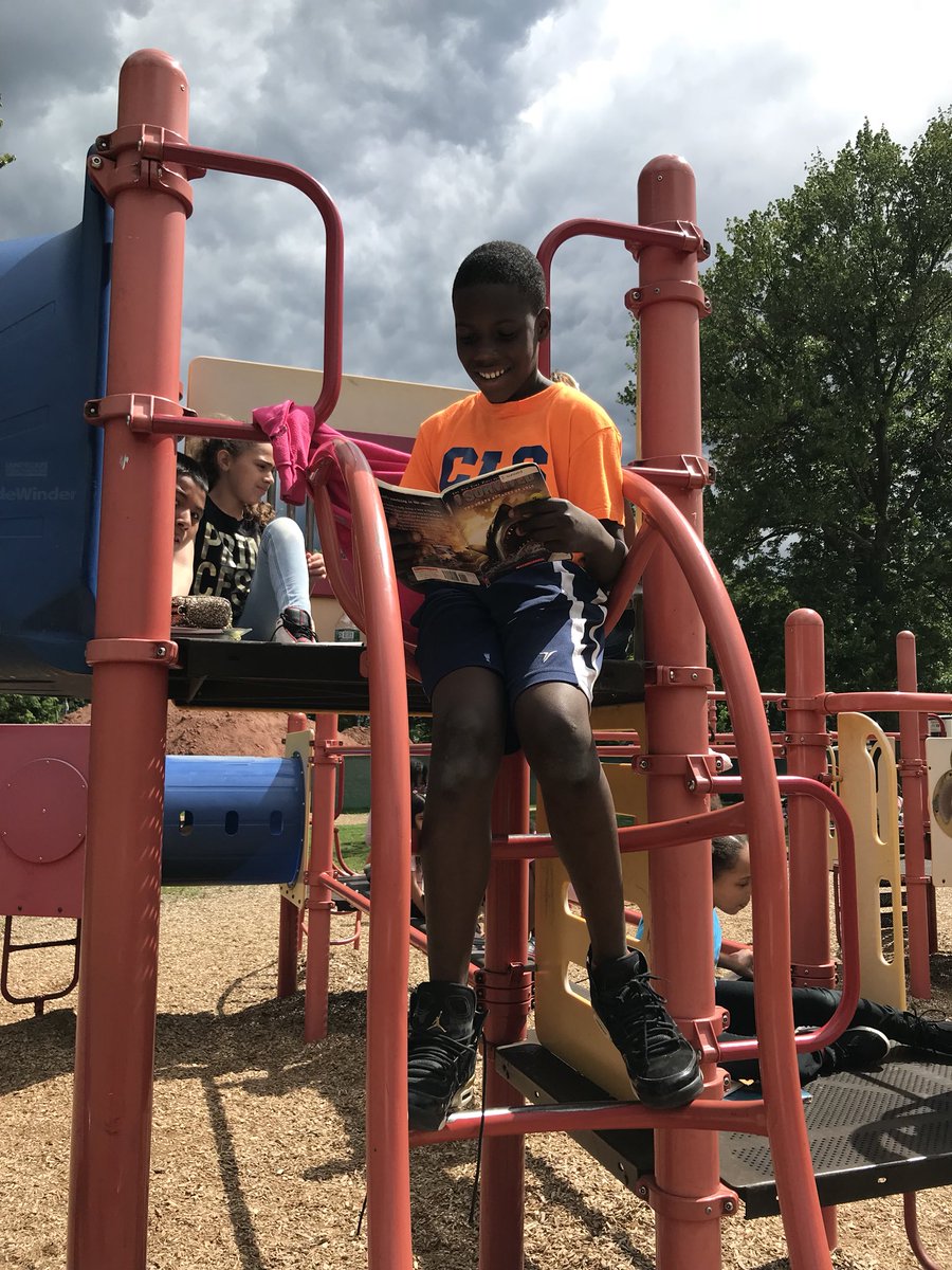 Miss_Keser_14's tweet photo. Nothing beats reading outside on a beautiful day 😊#read @MPS_Verplanck @mpspride https://t.co/FERE4ZhKvf